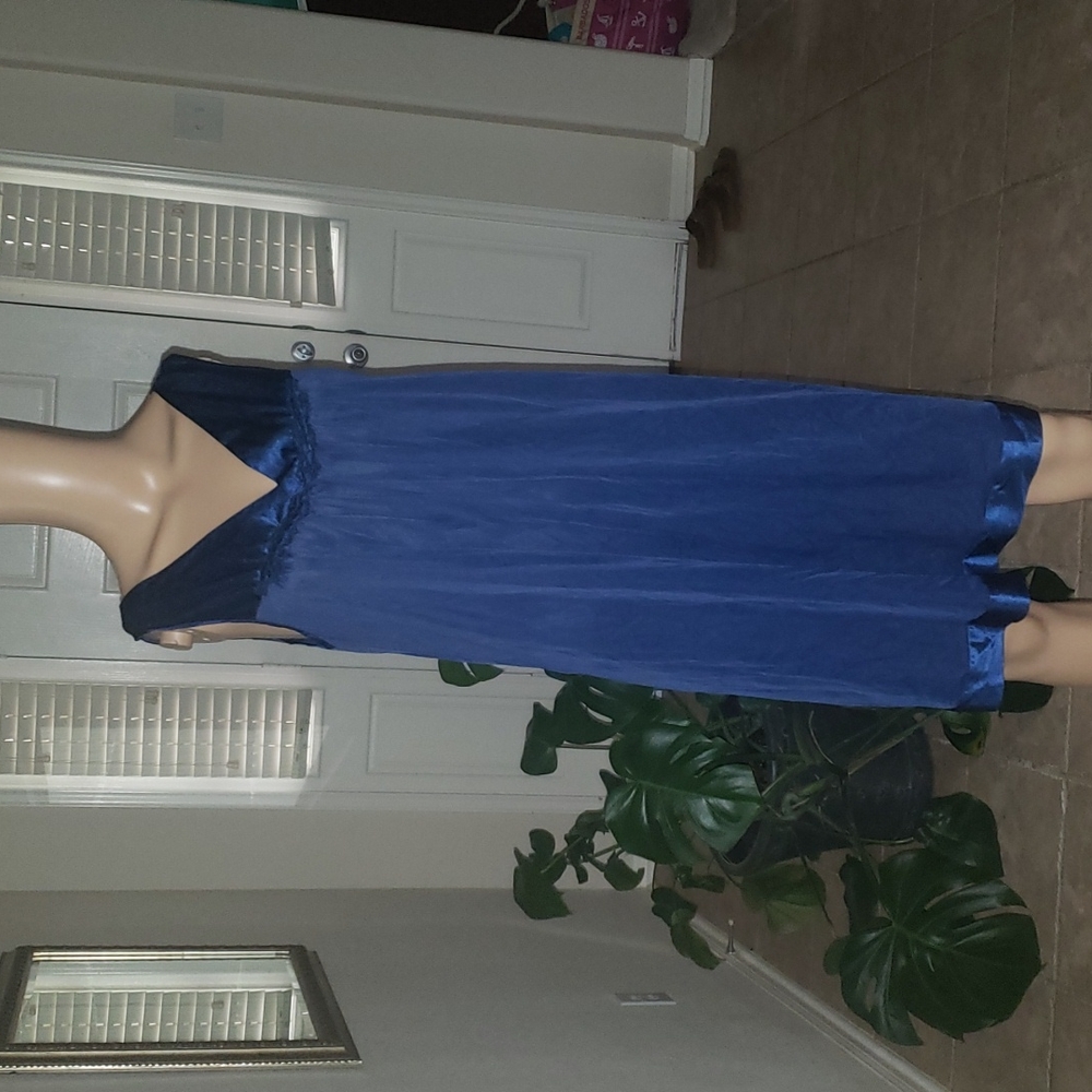 Vanity Fair m negligee vneck lace trim anti-static anti-cling soft flowy